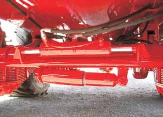 The steering axle follows the direction determined by the tractor.
