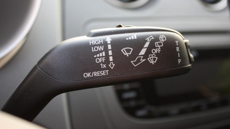 10 / 21 WINDSCREEN WIPER HIGH = Fast speed LOW = Slow wiping speed = Intermittent operation OFF =