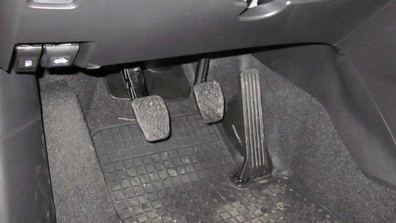 3 / 21 PEDALS 1. Clutch Use the clutch pedal with your left foot.