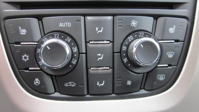 9 / 21 CLIMATE CONTROL - AUTOMATIC Automatic air conditioning system you just have to press AUTO -button and select the temprature. 1. Temprature Both sides on system. 2. Fan sdeep up 3.