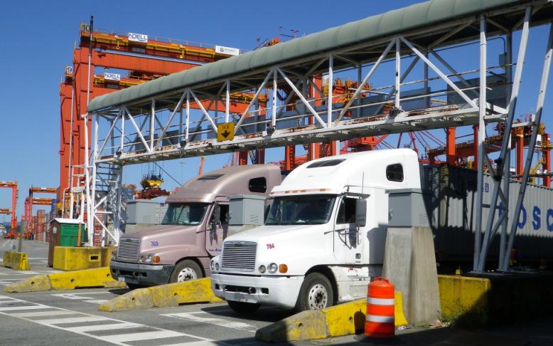 Site Safety Rules Pre-Out Gate Area Use elevated walkway to view top of containers.