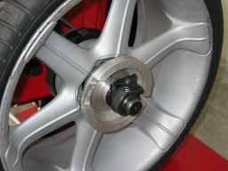 19/a Pay attention to let the anti-slip pin coincide with one of the fixing holes of the rim.