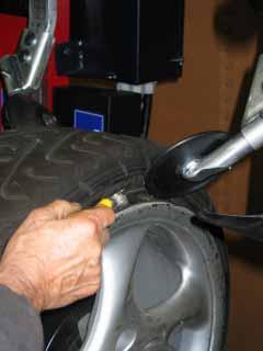 20) DO NOT keep your hands on the wheel: the recovery back to working position could cause a hand-crushing between rim and tool. Fig.