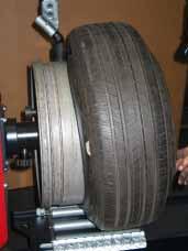 roller - facilitate the extraction of tyre/inner ring from rim Let the wheel turn by pressing pedal [33] Fig.