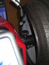 54) Let the tyre turn by pressing pedal [33] until the tyre bead gets positioned in the
