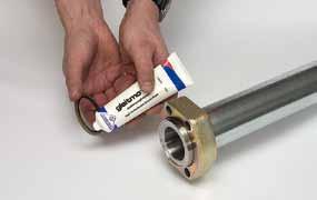 Lubricate the bonded seal (dowty seal) with Gleitmo 805 -paste or equivalent.
