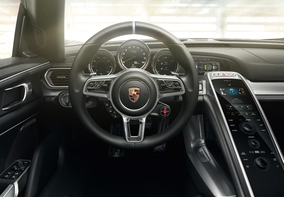 The 918 Spyder was born on the racetrack. You can sense this in every fibre of the interior.