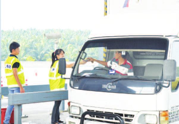 Expressway distributed 1,000 pieces of free Touch n Go cards to the users who travel on the cash lanes of all Toll Plazas at LATAR Expressway on 28 th July 2014.