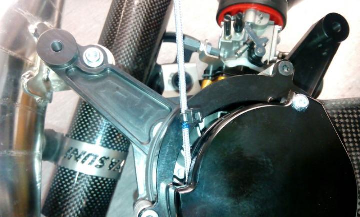Place air box to carburetor adapter and well tighten connection with hose clamp while turning air inlet in direction of cylinder or further backwards (not facing to the propeller).