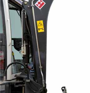 Adjustable Knickmatik boom system allows the excavator to work right alongside