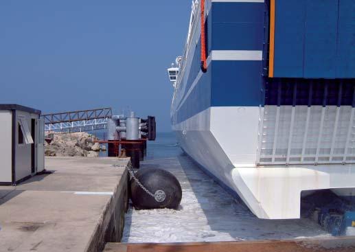 4 2 PNUMATIC FNDRS Pneumatic fenders are ideal for permanent and semi-permanent port applications and for offshore ship-to-ship