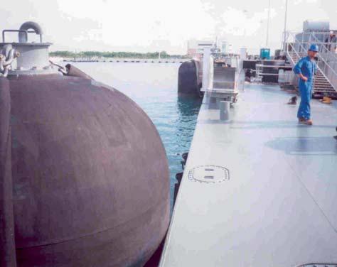 4 5 HYDRO- PNUMATIC FNDRS Submarines and other vessels which contact fenders below waterline require a unique solution. Hydropneumatic fenders are specially adapted to this application.