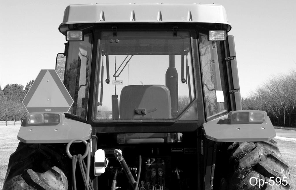Make sure the SMV sign is clean and visible from the rear of the unit before transporting the tractor and implement on a public roadway.