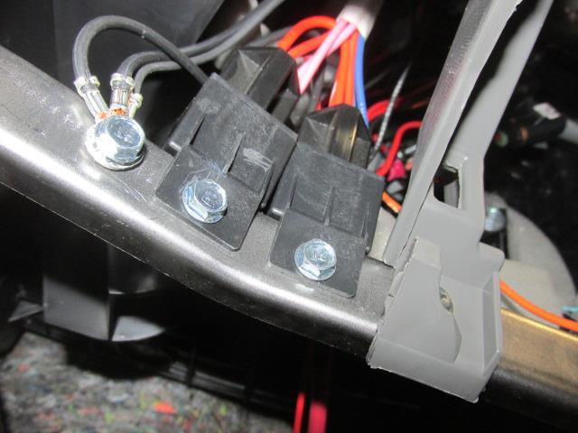 000 632 and the Rear Blower switch (Fan Speed-High, Med, Low) 01 000 633 into the plate.