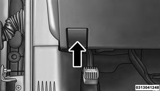 104 UNDERSTANDING THE FEATURES OF YOUR VEHICLE TO OPEN AND CLOSE THE HOOD Two latches must be