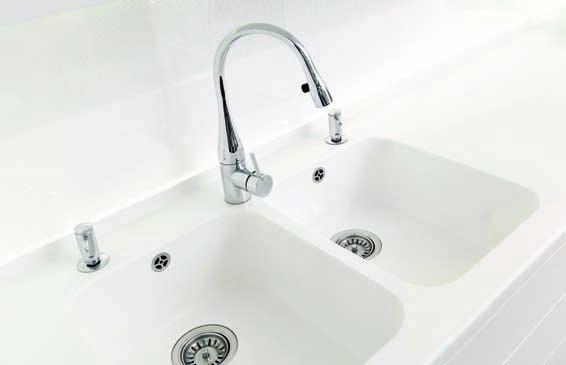 As if chiseled from the block: the flush-mounted sink is seamlessly installed in the worktop.