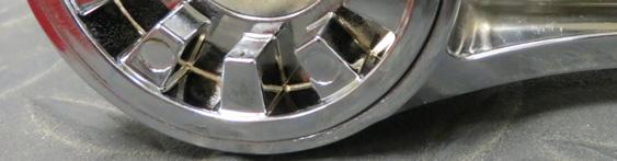 Adjust the Set Screws evenly, then tighten the four clamphalf screws.