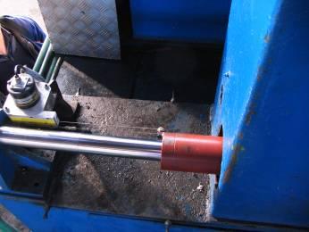 The hydraulic cylinder with bilateral rod and double acting (existing subassembly) is connected by means of two 12x1 pipes to the consumers A and B on the mounting plate of the proportional