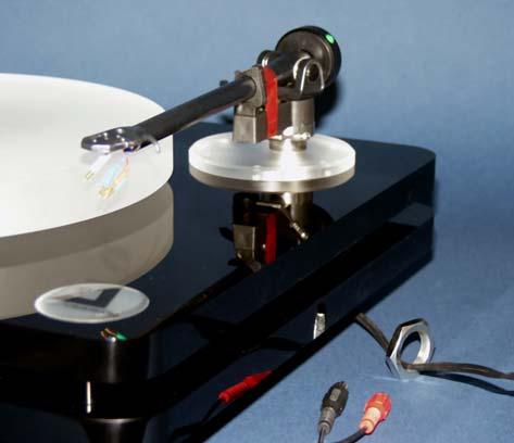 Please screw the tonearm carefully into the upper part of the tonearm base.