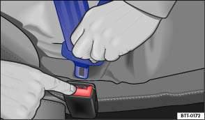 Fastening and unfastening seat belts Fig. 54 Inserting the seat belt latch plate into the buckle Fig.
