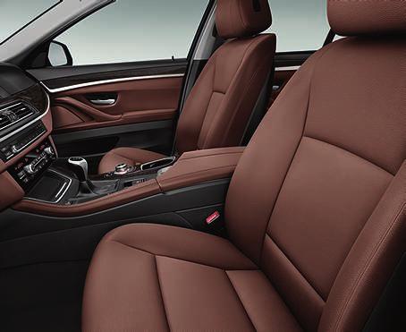 The image above shows the optional Cinnamon Brown Dakota leather and the optional fi ne-wood Ash Grain Brown interior trim.