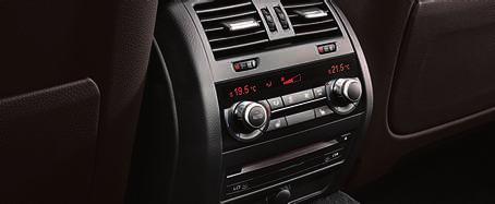 Automatic air-conditioning with four-zone regulation, equipped as automatic air-conditioning with two-zone regulation but with additional air vents in the