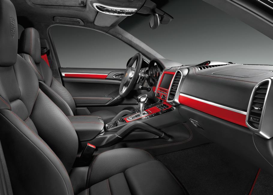The effect is reinforced by the eyecatching accents set by the interior trim packages with contrasting decorative stitching, basic and seats. This car is Porsche Exclusive through and through.