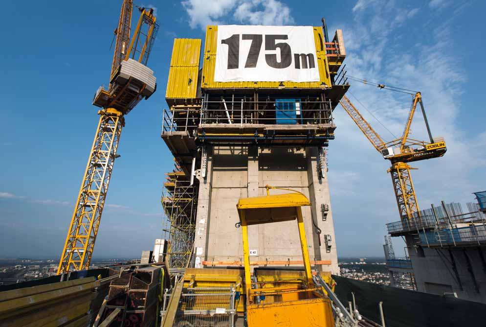 Dvojna pisarniška stolpnica je julija dosegla 175 metrov.