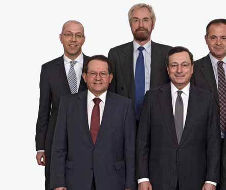 IZVRŠILNI ODBOR Zadnja vrsta (z leve proti desni): Jörg Asmussen, Peter Praet, Benoît Cœuré Sprednja vrsta (z leve proti desni): Vítor Constâncio (podpredsednik), Mario Draghi (predsednik), Yves