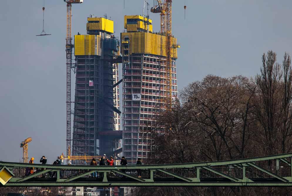 Leta je nova stavba ECB začela dobivati obliko in postala nov opazen element v panorami Frankfurta.