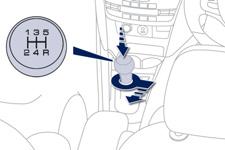 As a safety precaution and to facilitate starting of the engine: - always select neutral, - press the clutch pedal. 4 Push the gear lever to the right then backwards.