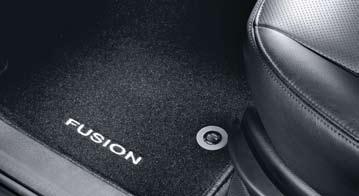 Zaščita vozila 53 Talne preproge iz tekstila Model Opis Koda Fusion v barvi Satin Black, komplet 4 talnih preprog za prvo in drugo vrsto sedežev 1 314 316 Focus od 2004 v črni barvi, komplet 4 talnih