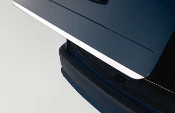 56 Zaščita vozila Kromiran trak za zaščito spodnjega roba vrat prtljažnika združuje funkcijo zaščite ter elegantnega dizajna.