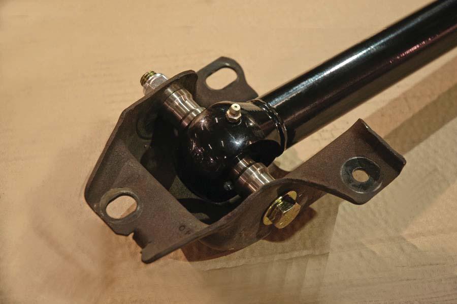 Install the lower suspension links at the factory front leaf spring mount using 1/2 diameter bolts, fl at washers, and locknuts.