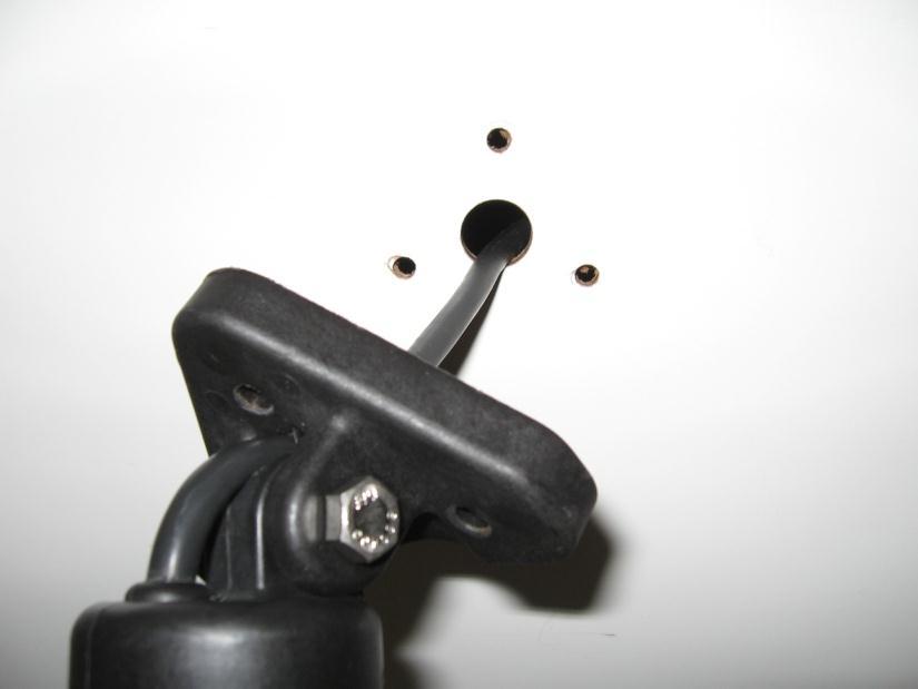 3) Tighten upper bracket bolt snug against bracket so actuator rotates freely. Do not overtighten.