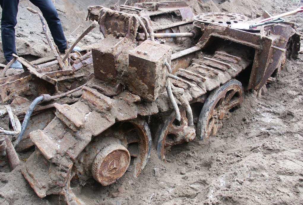 Surviving SdKfz.8 and SdKfz.9 Half-Tracks Last update: 30 September 2017 Listed here are the SdKfz.8 and SdKfz.9 that still exist today. Tor-Helge Yttervik, 2004 SdKfz.