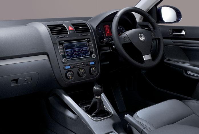 The interior of the Golf Estate Sportline with optional sumptuous leather upholstery*, RCD 510 touch-screen radio/mp3 compatible six CD autochanger and 2Zone electronic climate control.