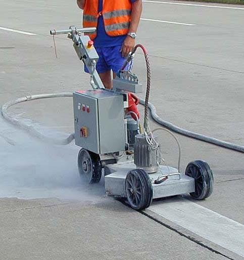 Four wheel drive carriage. Anti splash brush seal. Carriage drive cut out for manual deployment. Typical applications road marking removal 00.00078.0017 Working width: 350 mm Op. pressure: max.