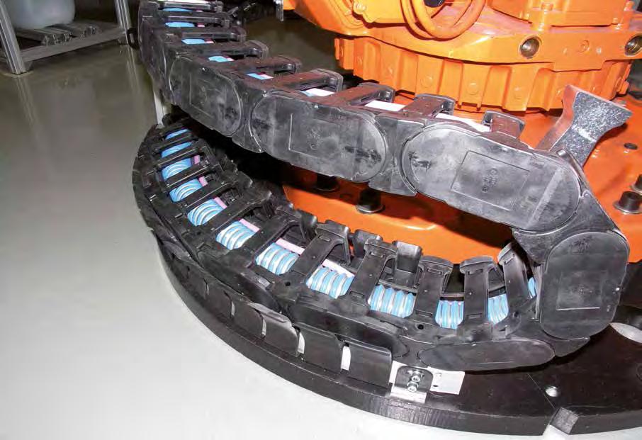 E twisterchain used on a cleaning robot Note: twisterchain e-chains must always end with an outer side link An outer