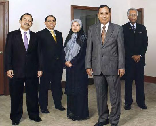 8 POS MALAYSIA & SERVICES HOLDINGS BERHAD LAPORAN TAHUNAN 2006 LEMBAGA PENGARAH Dari kiri ke kanan 1 Encik Faisal bin Ismail Pengarah Bukan Bebas Bukan Eksekutif 2 Datuk Abu Huraira bin Abu Yazid