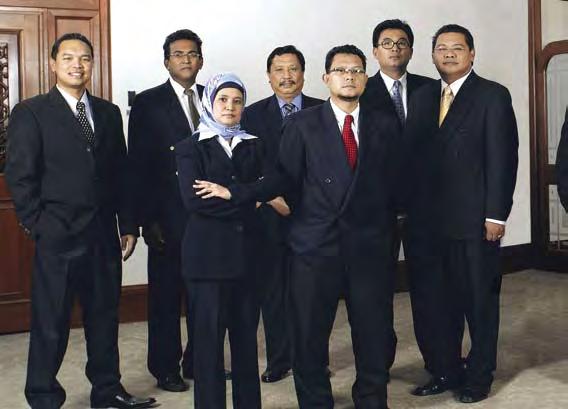 20 POS MALAYSIA & SERVICES HOLDINGS BERHAD LAPORAN TAHUNAN 2006 PENGURUSAN KANAN Berdiri dari kiri ke kanan 1 Tuan Haji Nadza Abdul Ketua Perancangan Korporat & Perniagaan Strategik 2 Dr R.
