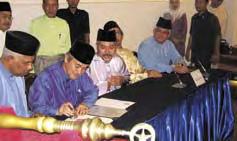 Majlis pelancaran ini turut dihadiri oleh Tan Sri Adam Kadir dan Datuk Abu Huraira Abu Yazid, Pengarah Eksekutif/ Ketua Pegawai Operasi Kumpulan.