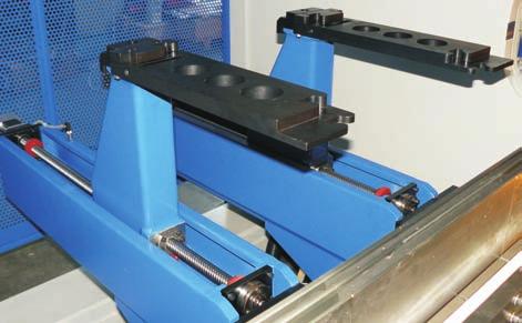 Backgauge Type IV System with 6 controlled CNC axes, offering the maximum flexibility for gauging high-complexity bending parts.