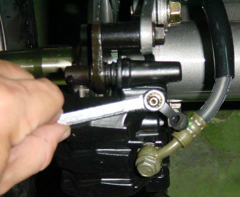 STEP.4) Drain the air in the brake oil tube in order to prevent the brake pump malfunction in power delivering. 1).