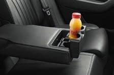 31 30 NEVER LOSE A THING DRINK HOLDERS Passengers in the rear seats will appreciate drink