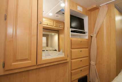 272XL The Ultimate in Luxury and Spaciousness COACH HOUSE PLATINUM 272XL (shown with optional Basic full-body paint in Mosaic Blue)