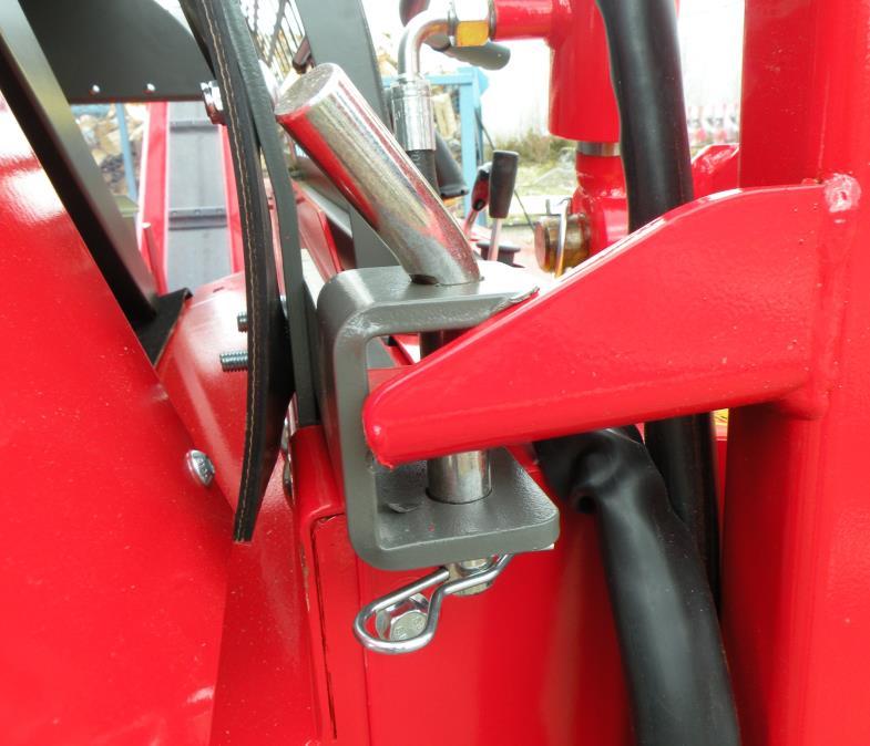 Lock the hoist to the holder with the hitch pin and locking pin as shown in