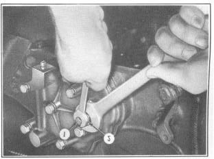 AUTOMATIC TRANSMISSION 47 CAUTION: Recheck position of base gaskets, make sure gaskets are still aligned with the holes and not curled up or folded over. 3.