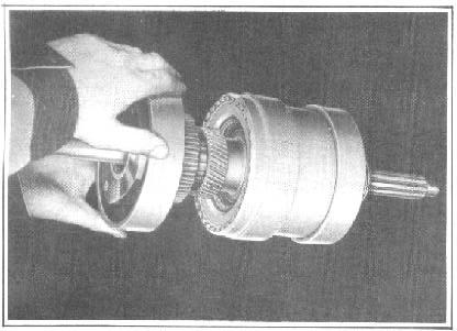 62 AUTOMATIC TRANSMISSION 4. Remove the reverse drum and front planetary carrier assembly by sliding it forward and off the mainshaft, Figure 95. FIGURE 97 FIGURE 95 5.