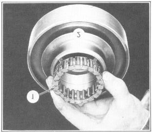 AUTOMATIC TRANSMISSION 73 26. Align the slots of the plate with the slots in the drum and install the two lock dowels in position in the two circular openings formed by the slots. FIGURE 126 20.